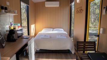 1 bedroom, bed sheets