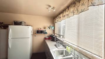 Refrigerador, microondas, cafetera y tetera y tostadora