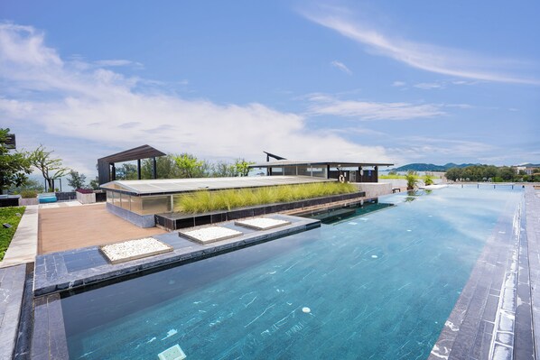 Una piscina al aire libre