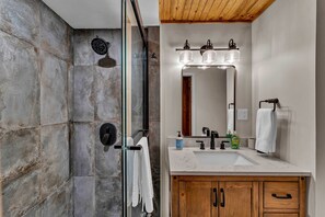 Douche, sèche-cheveux, serviettes fournies