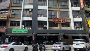 Un immeuble à plusieurs étages, sur lequel on peut voir une grande enseigne indiquant « Havona Hotel ».