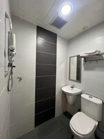 Secador de pelo, toallas, jabón, shampoo