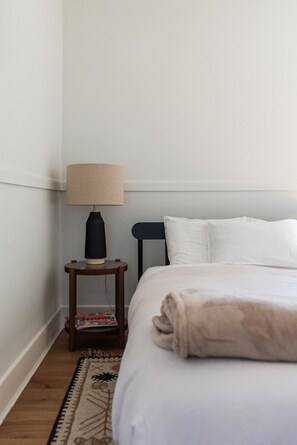 4 bedrooms, desk, iron/ironing board, travel crib