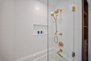 Regadera, secadora de cabello, bidet, toallas