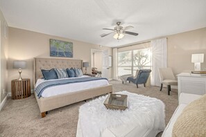 1 dormitorio, escritorio, tabla de planchar con plancha y cuna de viaje