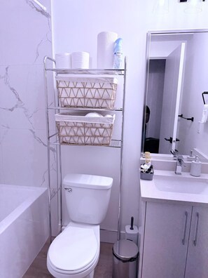 Towels, soap, shampoo, toilet paper - Amazing 2-bedroom house with WiFi in Edmonton (Edmonton)