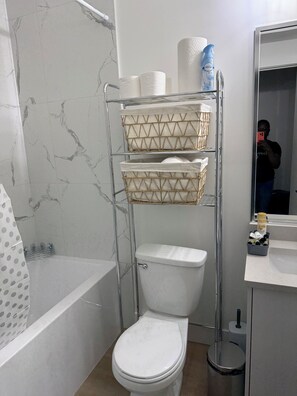 Pyyhkeet, saippua, sampoo, vessapaperi