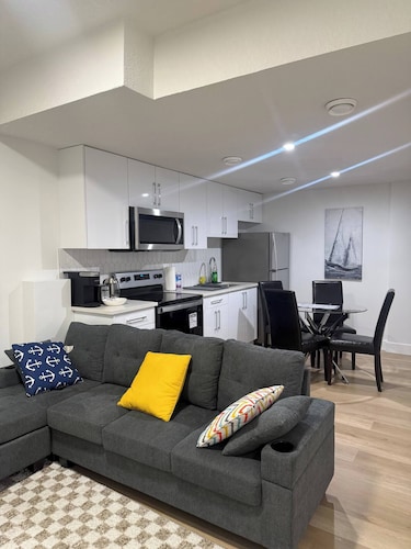 Amazing 2-bedroom house with WiFi in Edmonton