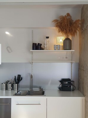 Réfrigérateur, micro-ondes, plaque de cuisson, lave-vaisselle