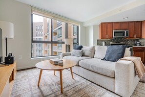 Een televisie en een stereo