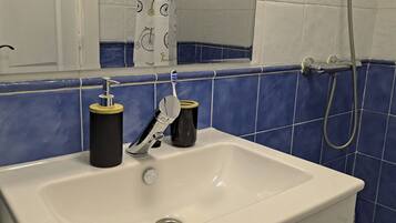 Serviettes fournies, savon, papier toilette