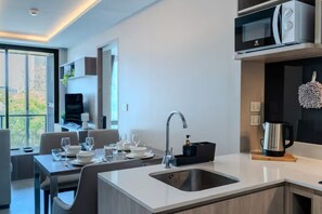 Microwave, stovetop - Luxurious 2BR Rooftop Pool & Gym Thong lor BTS (Krung Thep Maha Nakhon)
