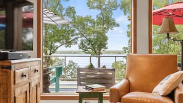 Télévision, cheminée, table de tennis de table, livres