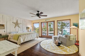 3 habitaciones, escritorio y tabla de planchar con plancha 