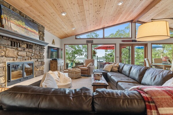 TV, fireplace, table tennis, books