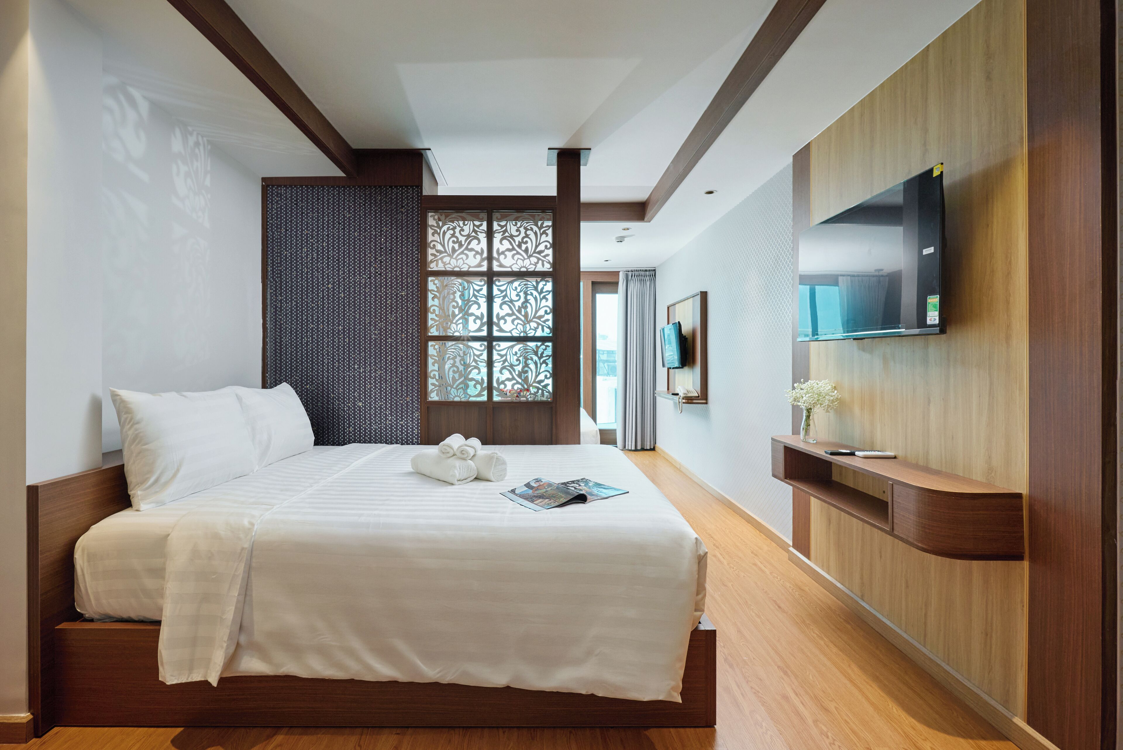 Desk, free WiFi, bed sheets