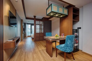 Deluxe Studio, City View | Desk, free WiFi, bed sheets - Elite Luxury Hotel by Elite24 (Da Nang)