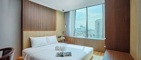 Dobbeltrom – deluxe, byutsikt | Skrivebord, wi-fi (inkludert) og sengetøy