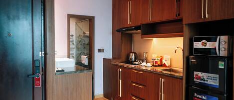 Una cocina moderna con armarios de madera, horno empotrado y refrigerador.