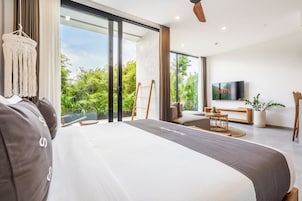 Ropa de cama de alta calidad y caja de seguridad en la habitación 