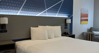 Brand New Modern Bedroom with AC, TV & WiFi in Chicago Near Wind Creek Casino