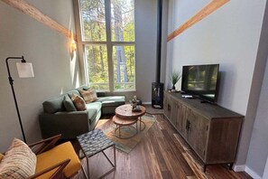 Smart TV, fireplace, books - Cargo Cove! New, shipping container by the sea! (Cloverdale)