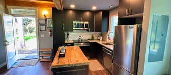 Cargo Cove-New cozy container home! Block to beach.