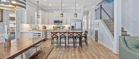 Jääkaappi, mikroaaltouuni, uuni, liesi