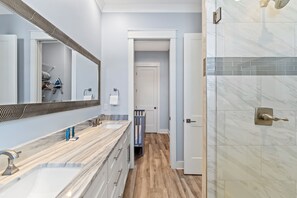 Secador de cabelo, toalhas de banho