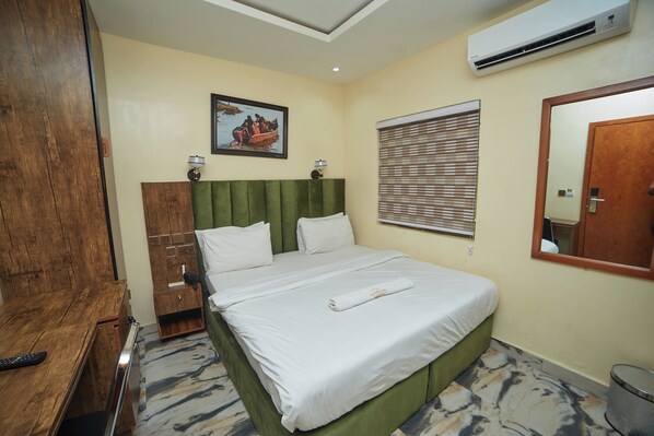 Desk, laptop workspace, soundproofing, free WiFi - Master Class (Uyo)