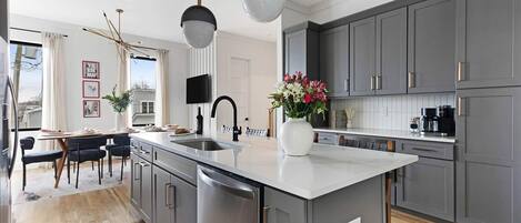 Kühlschrank, Mikrowelle, Ofen, Herdplatte