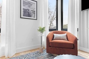 Una televisión, una oficina