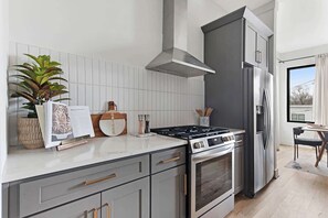 Frigorífico, microondas, horno y placa de cocina