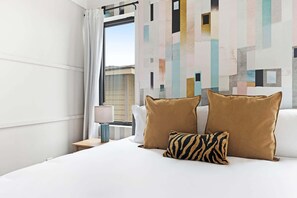 8 dormitorios, escritorio, tabla de planchar con plancha y cuna de viaje