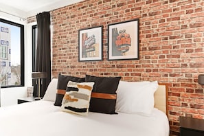 8 Schlafzimmer, Schreibtisch, Bügeleisen/Bügelbrett, Reisekinderbett