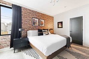 8 habitaciones, escritorio y tabla de planchar con plancha