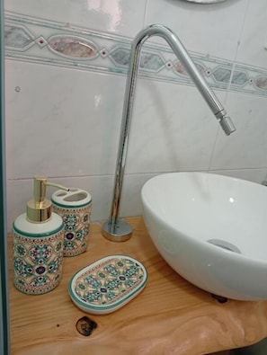 Chambre Double Deluxe | Salle de bain | Douche, sĂšche-cheveux, serviettes fournies, savon
