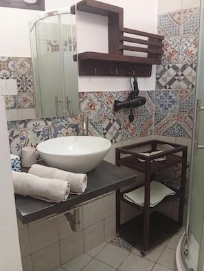 Chambre Double Supérieure | Salle de bain | Douche, sÚche-cheveux, serviettes fournies, savon