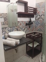 Ducha, secador de pelo, toallas, jabĂłn