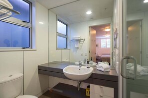 Hair dryer, towels, soap, shampoo - Queenstown Studio | Lake Access, WiFi & Parking - No View (Frankton)