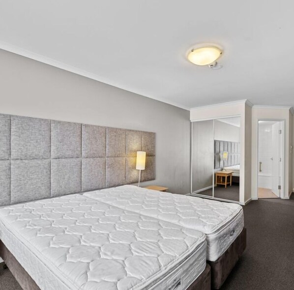 1 slaapkamer, een strijkplank/strijkijzer, wifi, beddengoed