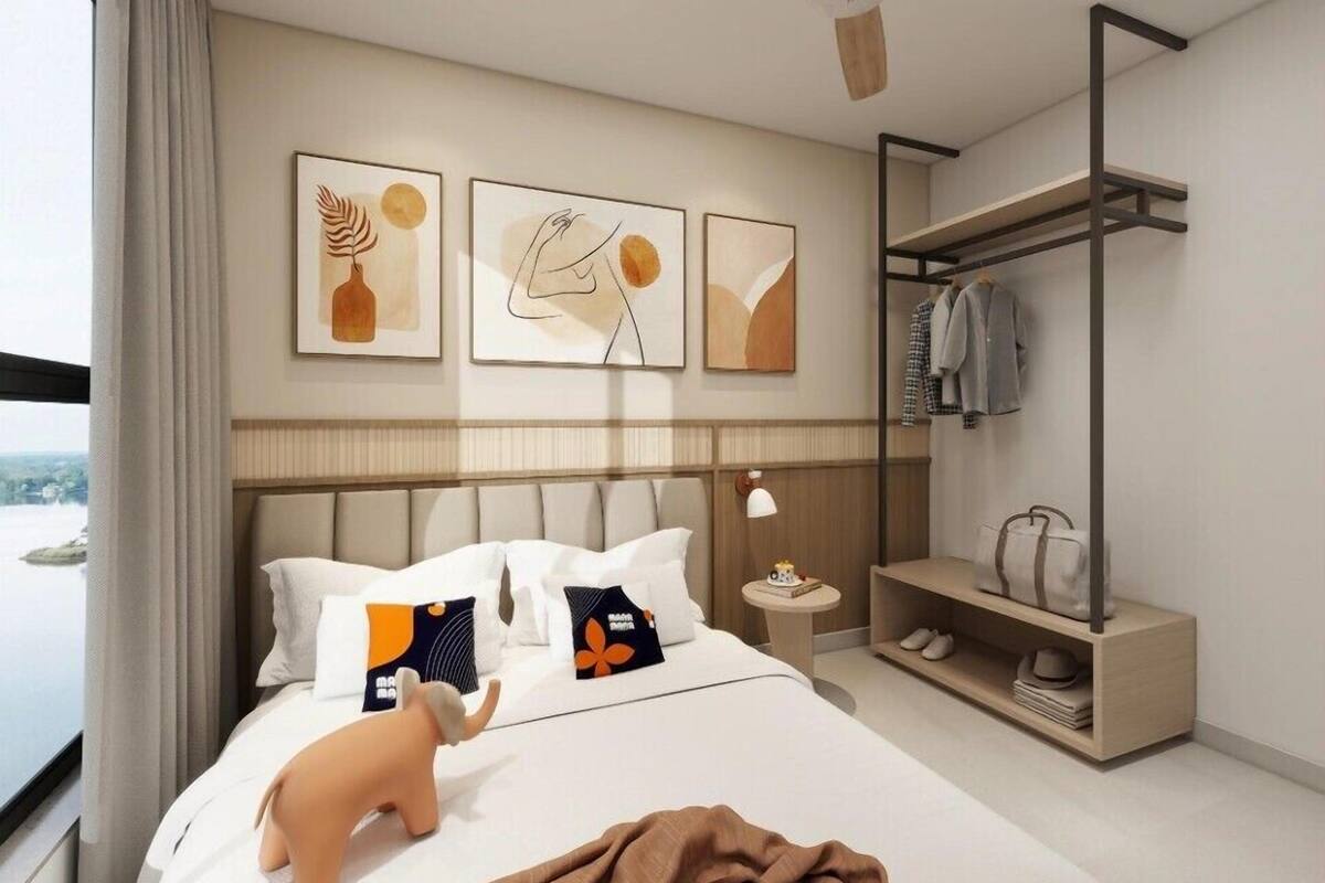 Ein modernes Hotelzimmer mit Bett, Nachttisch, Kleiderschrank und einem Kunstwerk an der Wand.