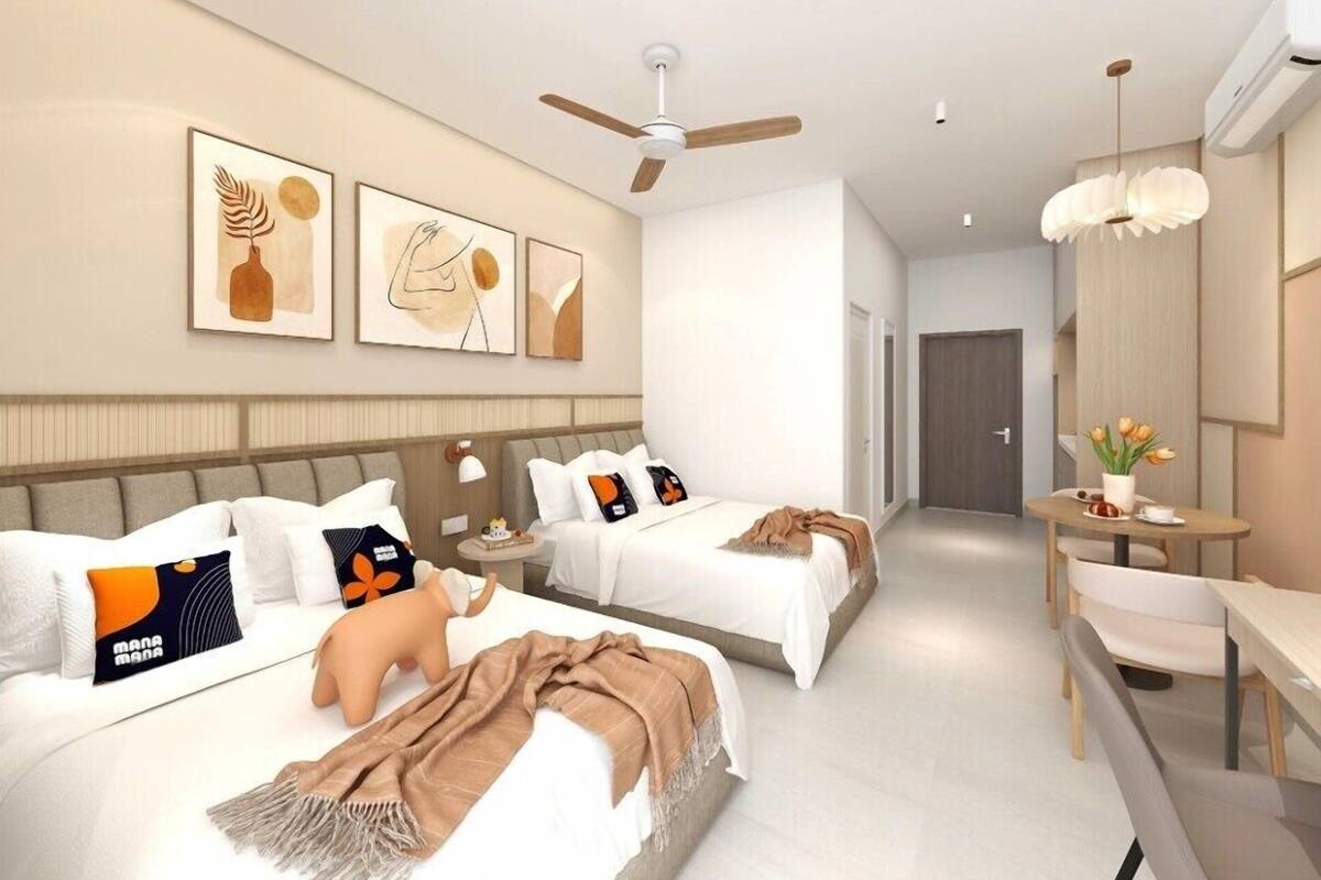 Ein modernes Hotelzimmer mit zwei Betten, einem Schreibtisch und einer Essecke.
