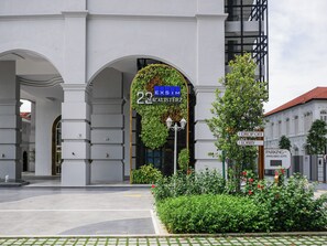 Exterior - 22 Macalisterz by Mykey (George Town)