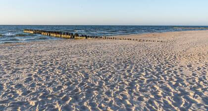 Between the Sea and the Lake