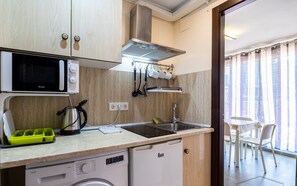 Refrigerador, microondas, utensilios de cocina y comedor 