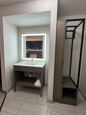 Een douche, handdoeken, zeep, toiletpapier