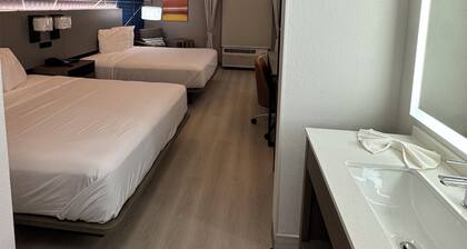 Brand New Modern Beautiful Room in Chicago, with WiFi, AC and TV.