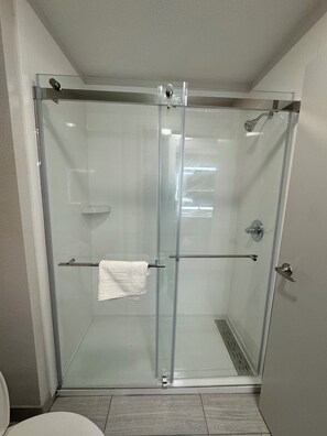 Shower, towels, soap, toilet paper - Brand New Modern Beautiful Room in Chicago, with WiFi, AC and TV. (Harvey)