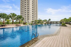 Una piscina al aire libre